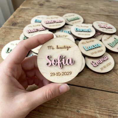 Imán de Madera Personalizado con Nombre en Relieve<BR><FONT SIZE=1>GK-220110</FONT>